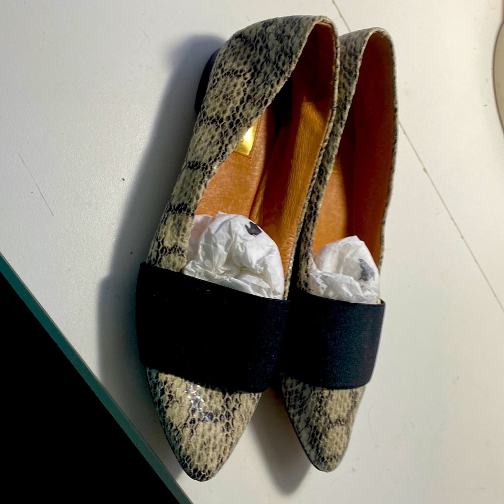 Halogen pointed toe ballet flat. Leather uppers